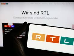 Ein RTL-Logo auf einem Smartphone.