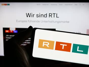 Ein RTL-Logo auf einem Smartphone.