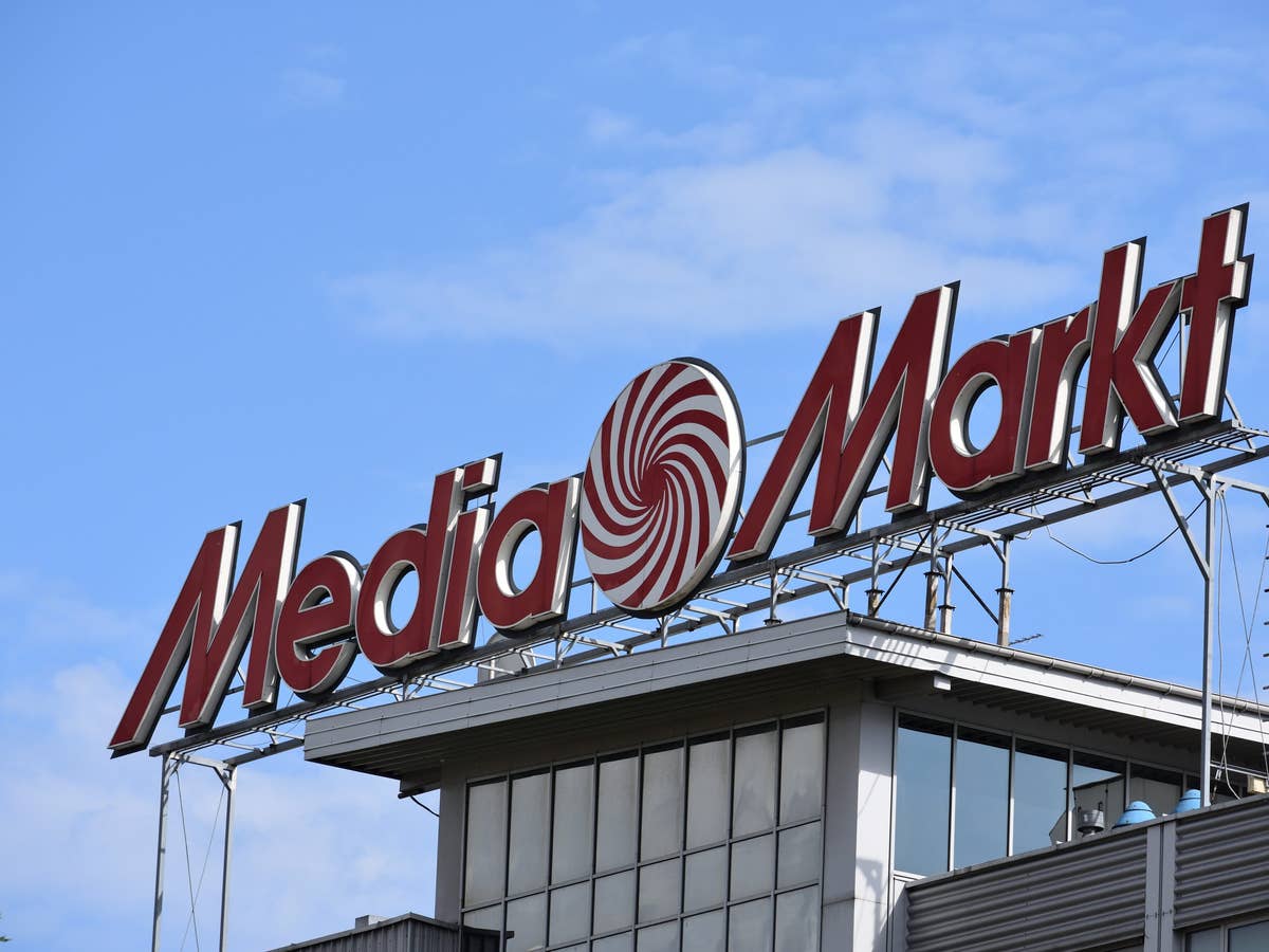MediaMarkt vor blauem Himmel