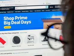 Person sieht durch Brille auf Amazon-Webseite, geöffnet im Browser (vermutlich auf einem Computerbildschirm)