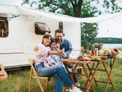 Eine Familie beim Campen