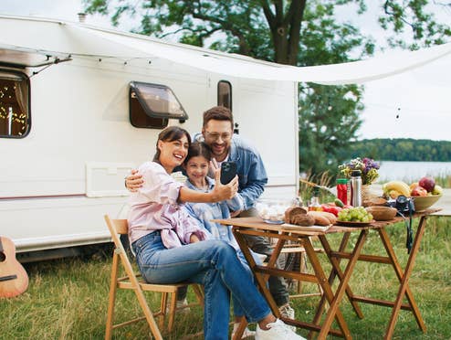 Eine Familie beim Campen