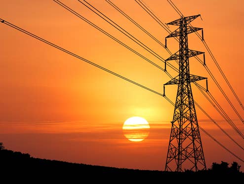 High,Voltage,Power,Lines,Silhouetted,Against,A,Radiant,Sunset,Sky, Stromausfall per Knopfdruck - Warum die EU diese Technik heimlich aus dem Netz verbannt