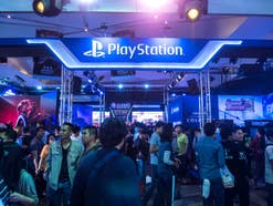Ein PlayStation-Stand auf einer Gaming-Messe.