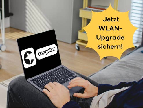 Eine Person die einen Laptop auf dem Schoß hat, in dem das congstar-Logo zu sehen ist