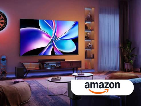Ein Fernseher in einem Wohnzimmer, unten rechts das Amazon-Logo