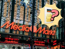 MediaMarkt-Filiale, darauf eine SIM-Karte und ein Fragezeichen