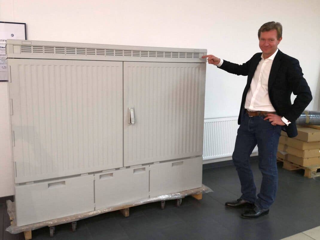 Sichert-Geschäftsführer Graf von Hardenberg zeigt auf einen grauen Kasten, den seine Firma herstellt.
