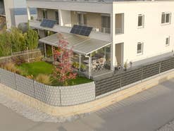 sichtschutz-und-stromproduktion-in-einem-sunbooster-stellt-weltneuheit-vor Sunbooster Vertical in Drohenansicht
