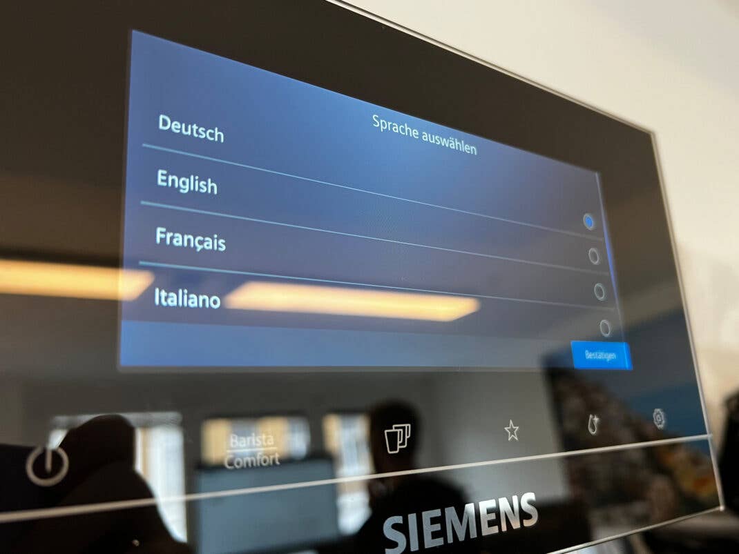 Die Einrichtung der Siemens EQ900 verläuft schrittweise über den großen Touchscreen.