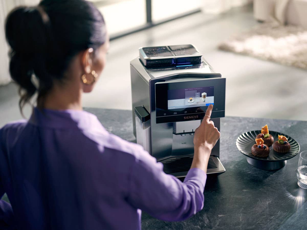 siemens-eq900-lifestyle Siemens EQ900 Kaffeevollautomat bei der Benutzung