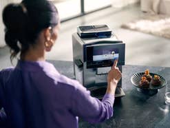 Siemens EQ900 Kaffeevollautomat bei der Benutzung