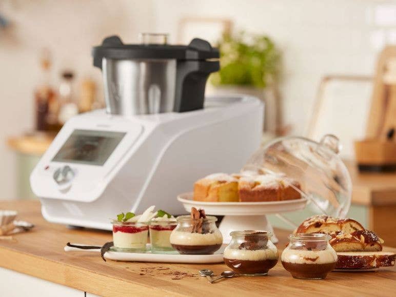 Der Monsieur Cuisine Connect im Hintergrund, im Vordergrund stehen Muffins und andere Backwaren.