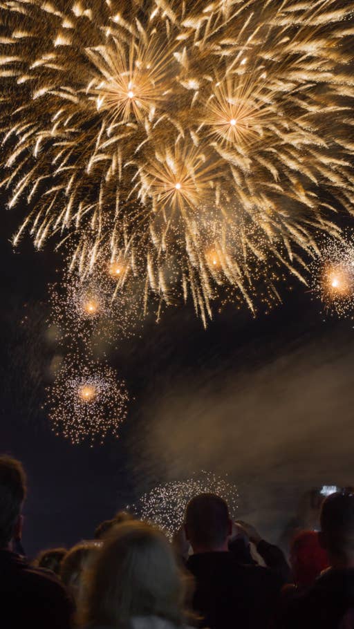 Ein gelbes Feuerwerk zu Silvester