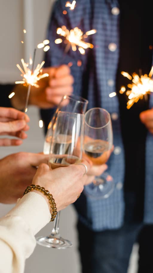 Leute stoßen zu Silvester mit Sekt an