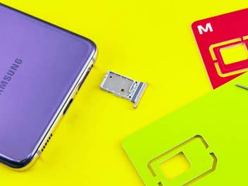 SIM-Karte auf einem gelben Hintergrund, daneben weitere SIM-Karten und ein Samsung-Handy