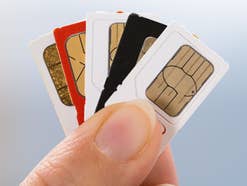 SIM-Karten für Handytarife in einer Hand