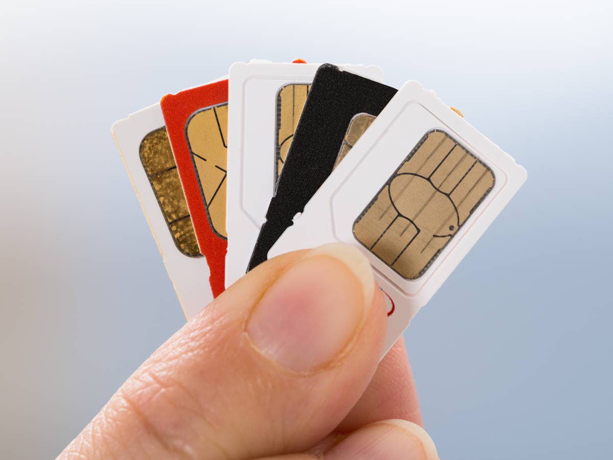 SIM-Karten in einer Hand gehalten
