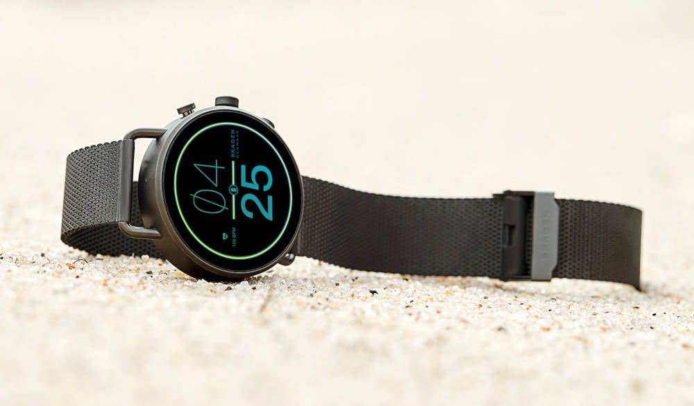 Skagen Falster Gen 6 liegt im Sand.