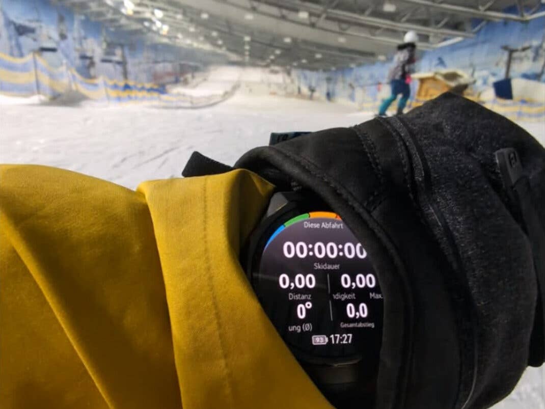 Skihallenmodus der Huawei Watch GT 7 Pro zwischen Skijacke und Handschuh.