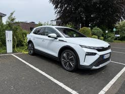 Skoda Elroq im Test: Ein Kompakt-SUV liefert ab Skoda Elroq an einer Ladesäule.