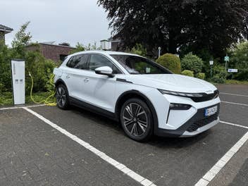 Skoda Elroq an einer Ladesäule.