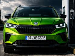 Front des Škoda Elroq an einer Ladesäule.