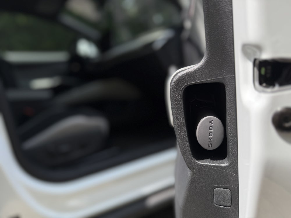Regenschirm-Ablage in Seitentür des Skoda Elroq.