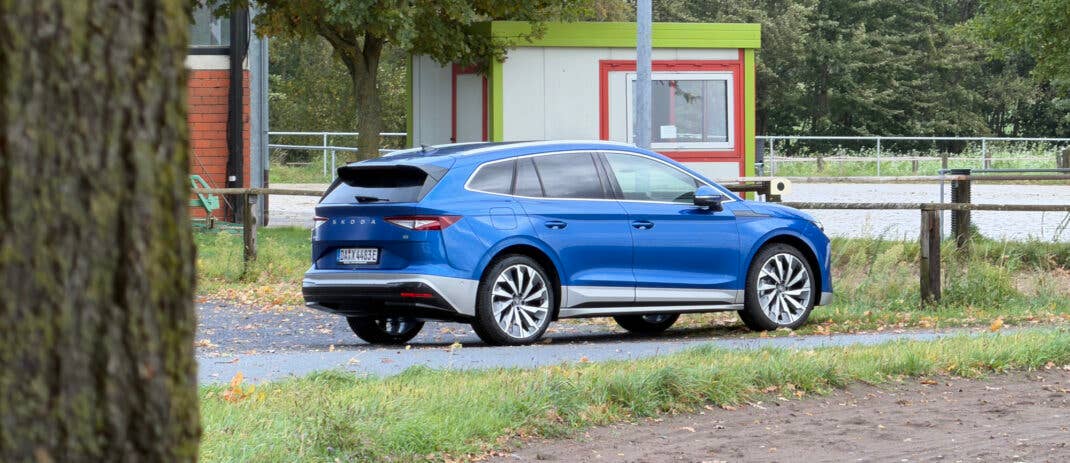 Skoda Enyaq (2025) im Test - Seitenansicht und Heckansicht aus der Distanz.