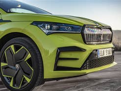 Front des Skoda Enyaq RS in der Nahaufnahme.