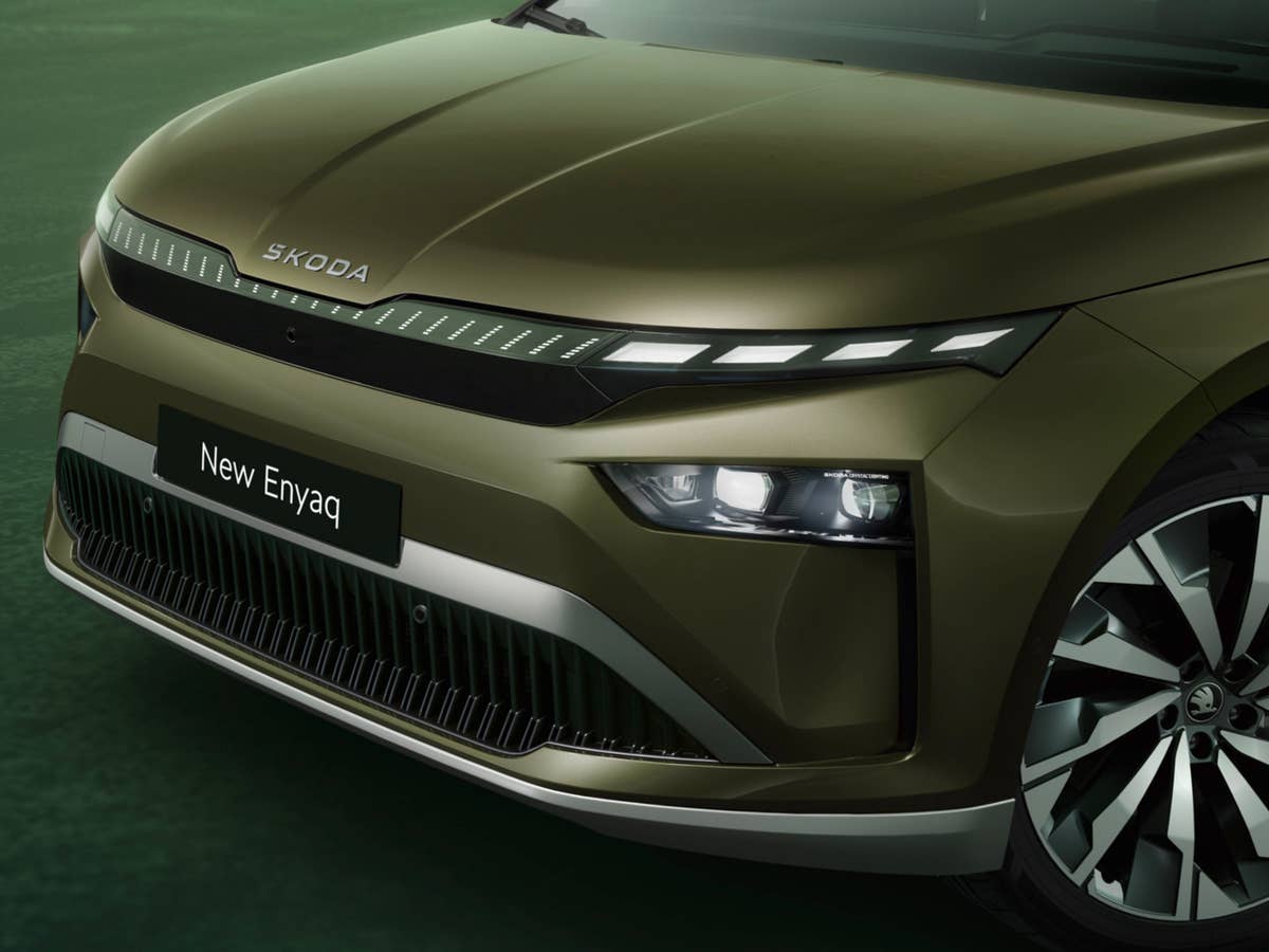 Front des Skoda Enyaq (2025) in der Nahaufnahme.