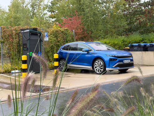 Skoda Enyaq (2025) im Test an einer Ladesäule geparkt.