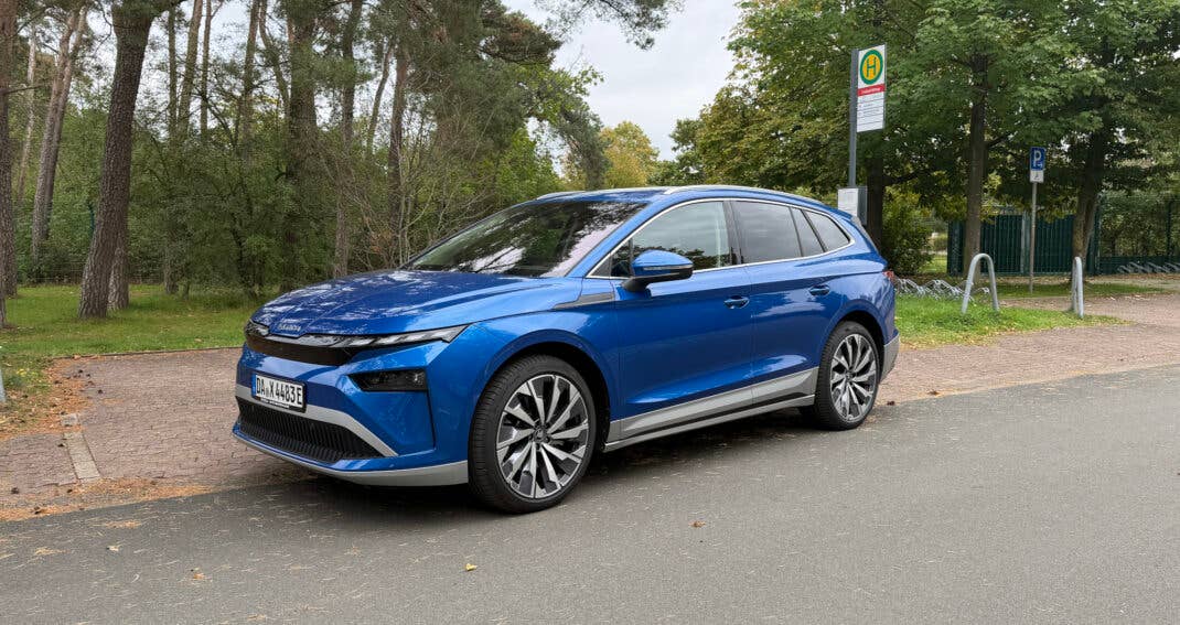 Skoda Enyaq in der seitlichen Frontansicht.