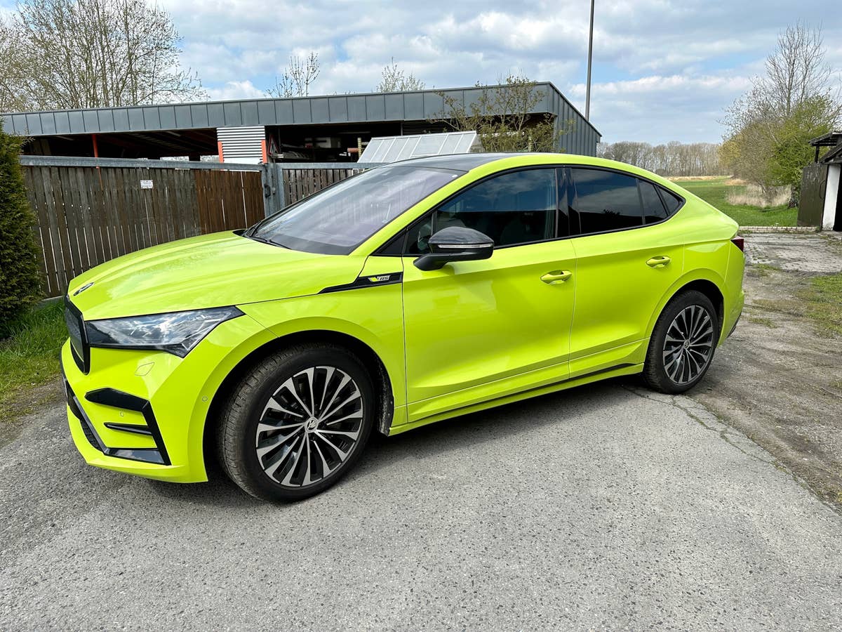 Skoda Enyaq Coupe RS iV in Mamba Grün in der Seitenansicht.