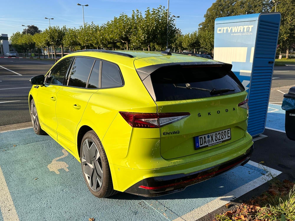 Skoda Enyaq RS iV Heckansicht in Sonnenlicht.