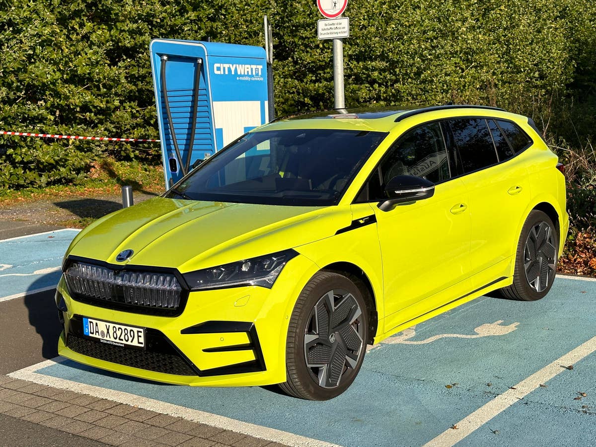 Skoda Enyaq RS iV im Test: Bissige Mamba Skoda Enyaq RS iV steht an einer Ladesäule im Sonnenlicht.