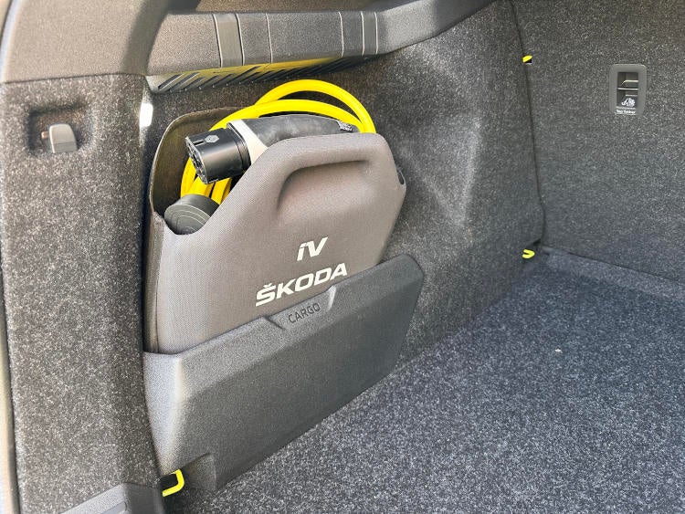Platz für Ladekabel im Kofferraum des Skoda Enyaq RS iV.