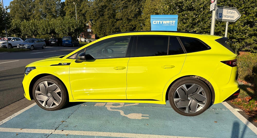 Skoda Enyaq RS iV in der Seitenansicht.