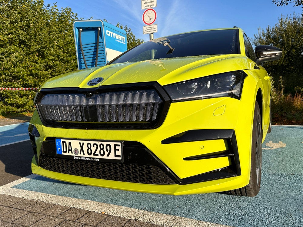 Front des Skoda Enyaq RS iV mit Crystal Face.