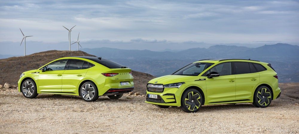 Skoda Enyaq RS und Skoda Enyaq Coupé RS stehen nebeneinander.