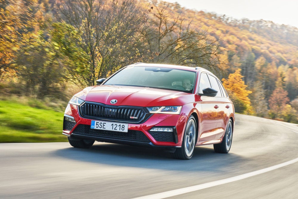 ŠKODA OCTAVIA RS PLUS auf der Straße in der Frontansicht.