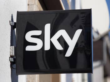 Sky-Logo auf einem Schild an einer Sports Bar.