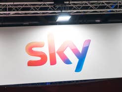 Sky: Im September dürfen Kunden jubeln Sky-Logo an einer Häuserfassade.
