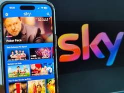 Sky beendet das Jahr 2022 mit spektakulären Neuheiten KSy Go auf einem Smartphone vor einem Sky Logo im Hintergrund.