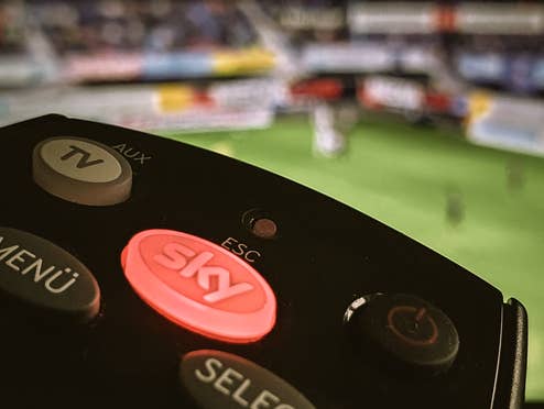 Sky Fernbedienung mit rotem Sky-Button