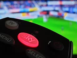Sky Fernbedienung mit rotem Sky-Button