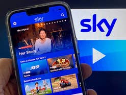 Sky Go auf einem iPhone mit Sky Go Logo im HIntergrund