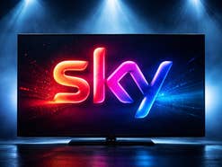 Sky Logo auf einem Fernseher im Scheinwerferlicht.