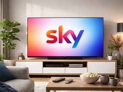 Sky-Logo auf einem Fernseher in einem Wohnzimmer.