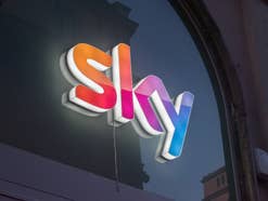 Sky Logo an einer Außenfassade in Rom.